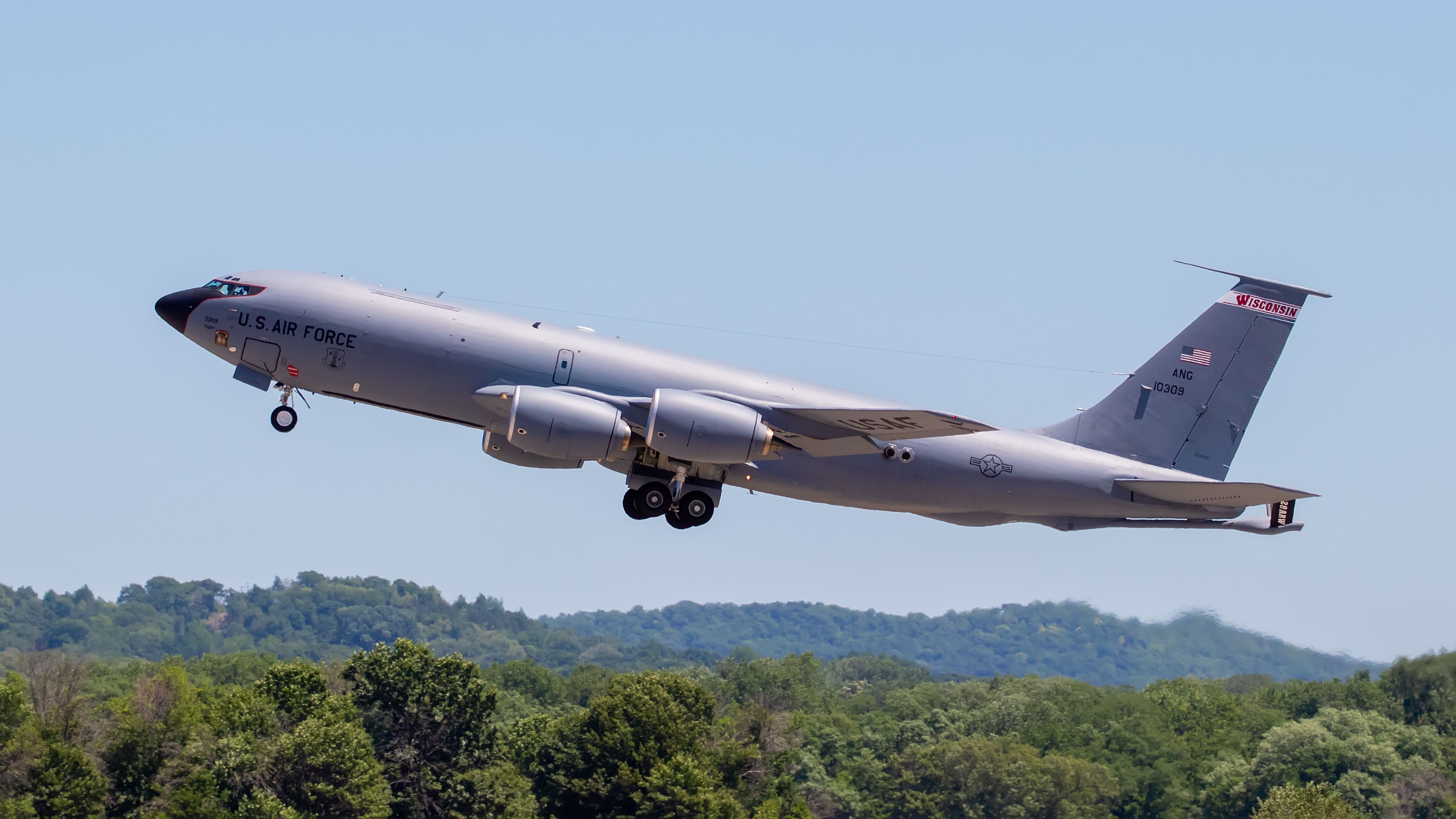 N10309 — - The Wisconsin ANG KC-135R on take off.