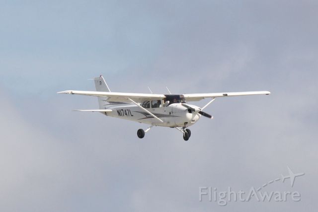 Cessna Skyhawk (N1747L) - Cessna Skyhawk (N1747L) arrives at Sarasota-Bradenton International Airport following a flight from Page Field