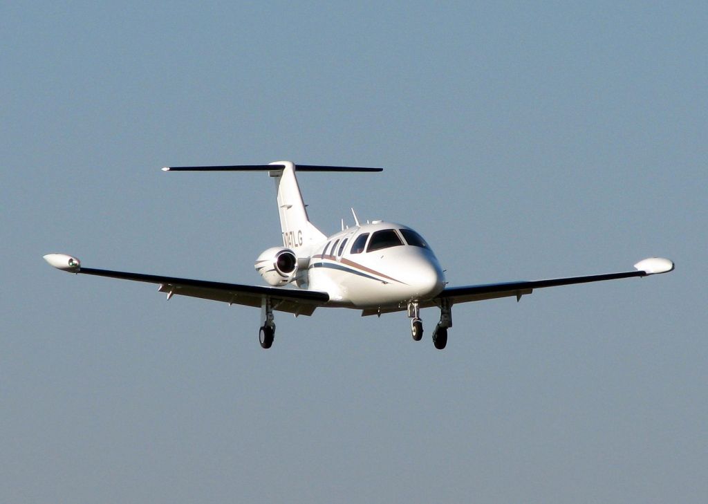 Eclipse 500 (N747LG) - Landing at Shreveports Downtown Airport.
