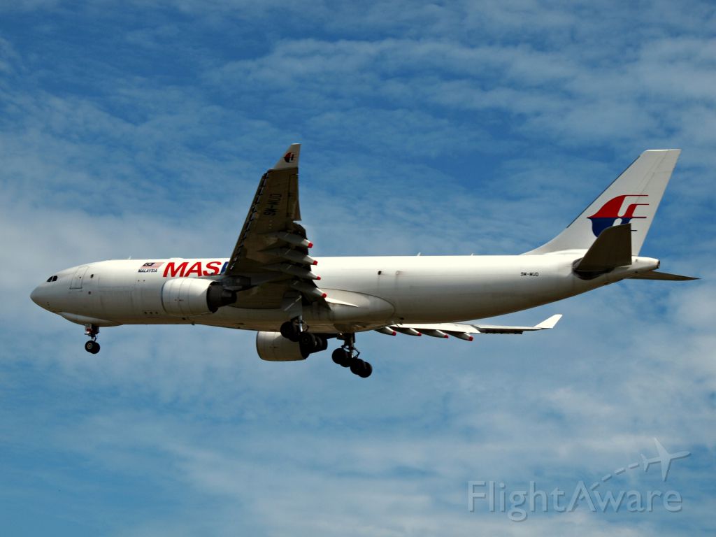 Airbus A330-300 (9M-MUD) - MAS Cargo fleet on final KCH/WBGG.