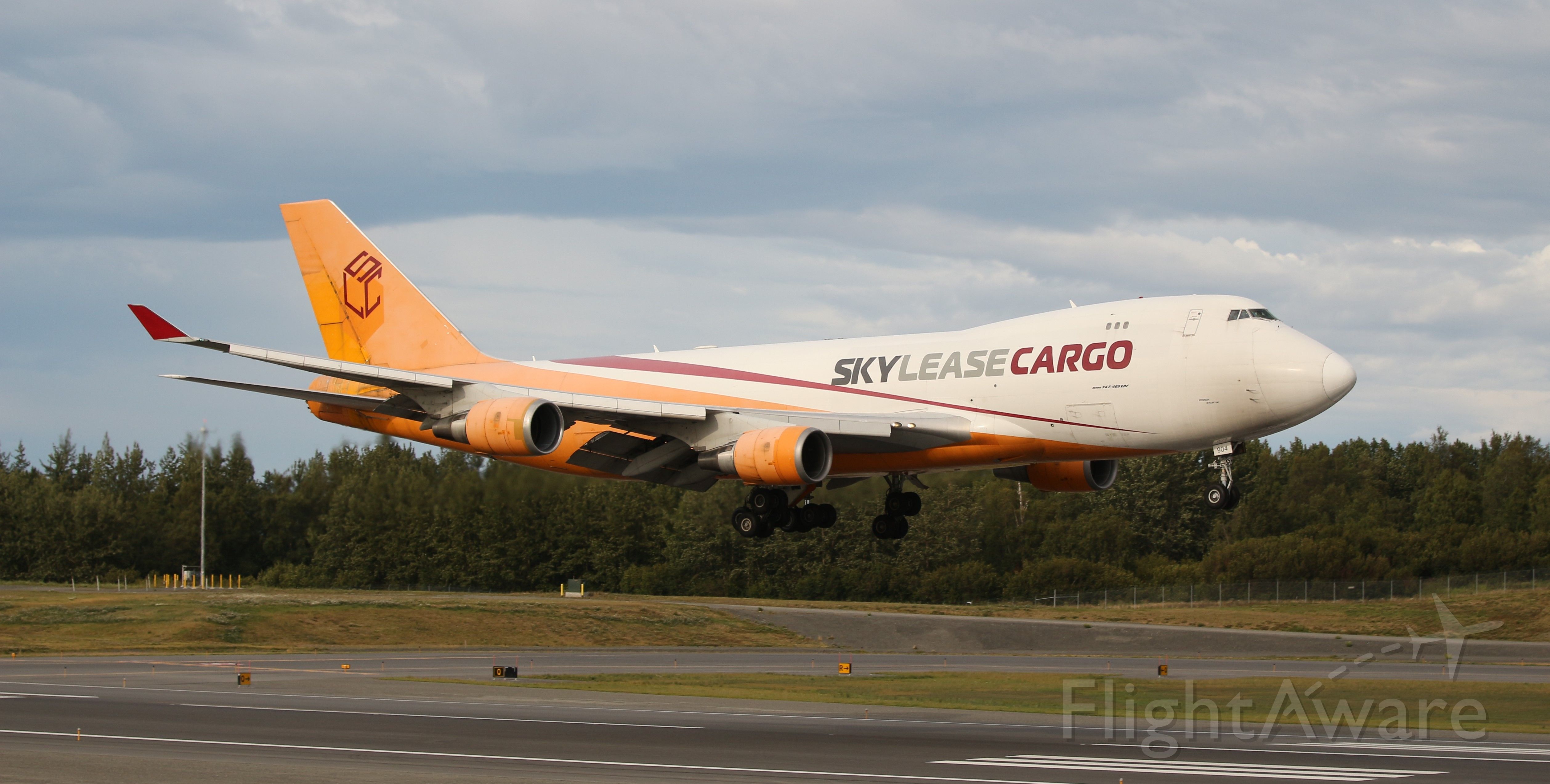 Boeing 747-400 (N904AR) - This bird needs a bath.