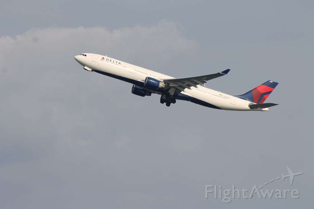 Airbus A330-300 (N304NW)
