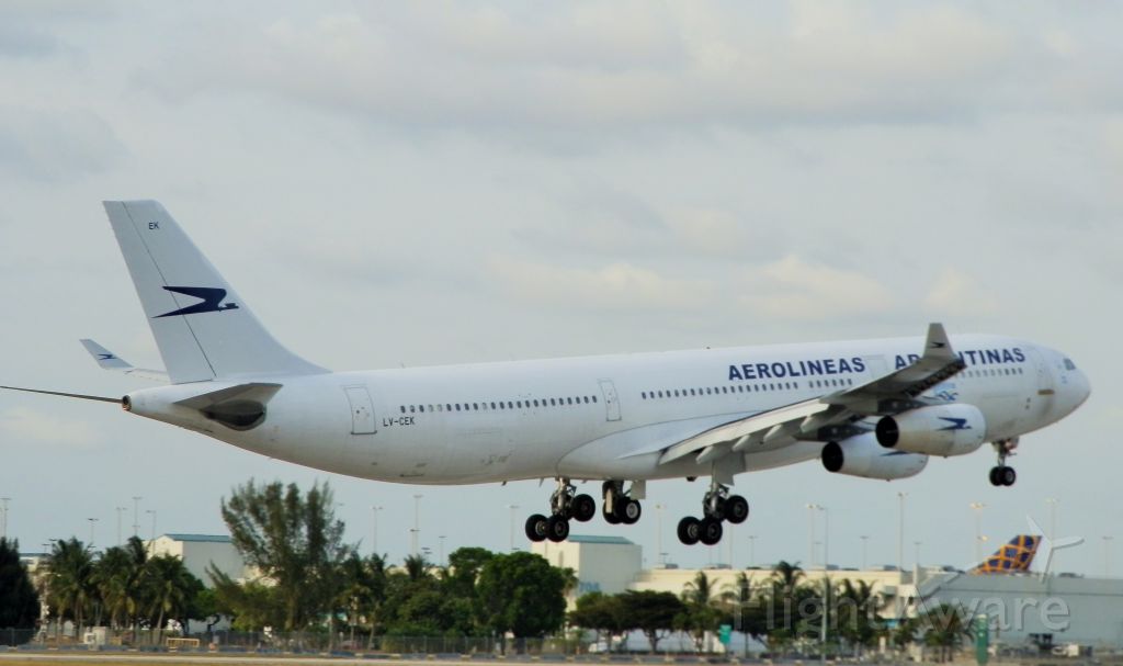 Airbus A340-300 (LV-CEK)