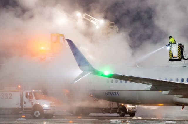 Boeing 737-800 (N76533) - A new United 737 getting a deicing during a snow op in Vancouver