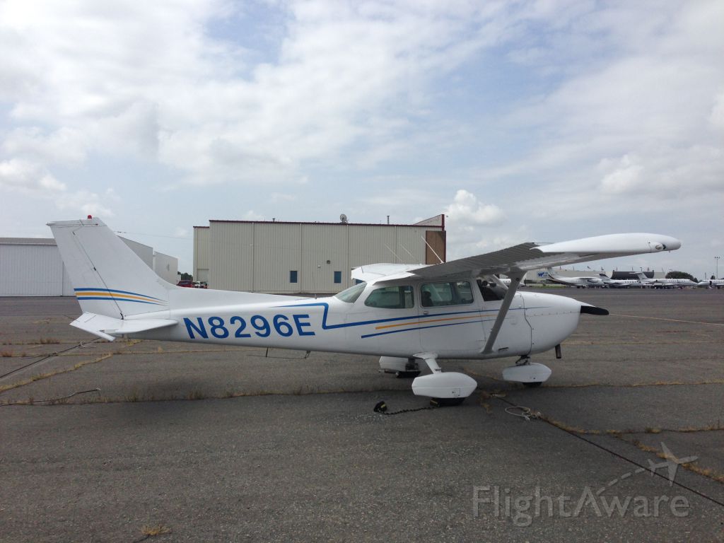 Cessna Skyhawk (N8296E) - At Wilson Air in CLT
