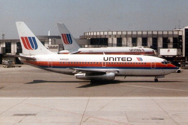 Boeing 737-200 (N9022U) - Seen here on 14-Apr-91.  With United Airlines from Aug-68 to Jan-99.  Broken up at KGWO.