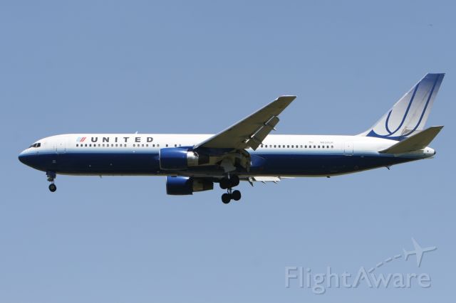 BOEING 767-300 (N658UA) - May 31, 2012 - final for Washington Dulles