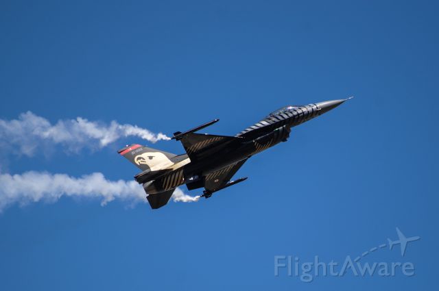 Lockheed F-16 Fighting Falcon (SOLOTURK) - Soloturk demo team low speed passing