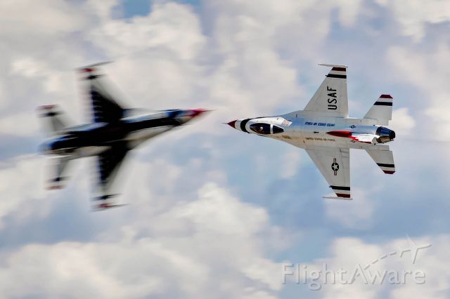 Lockheed F-16 Fighting Falcon — - Two U.S. Thunderbird solos do an opposing pass at the Gathering of Mustangs airshow.