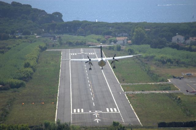 de Havilland Dash 8-300 (OE-LIC) - Crazy landing on runway 16 at Marina di Campo (Isle of Elba).