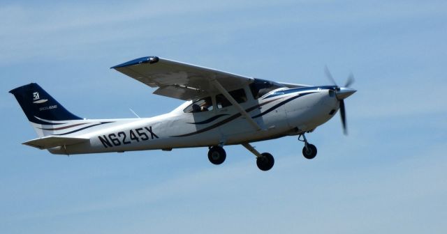 Cessna Skylane (N6245X) - Shortly after departure is this 2008 Cessna 182T Skylane from the Spring of 2022.