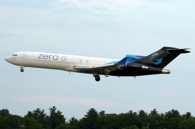 BOEING 727-200 (N794AJ) - Boeing 794 Alpha Juliet Zero G 727 inbound 34 at pease 