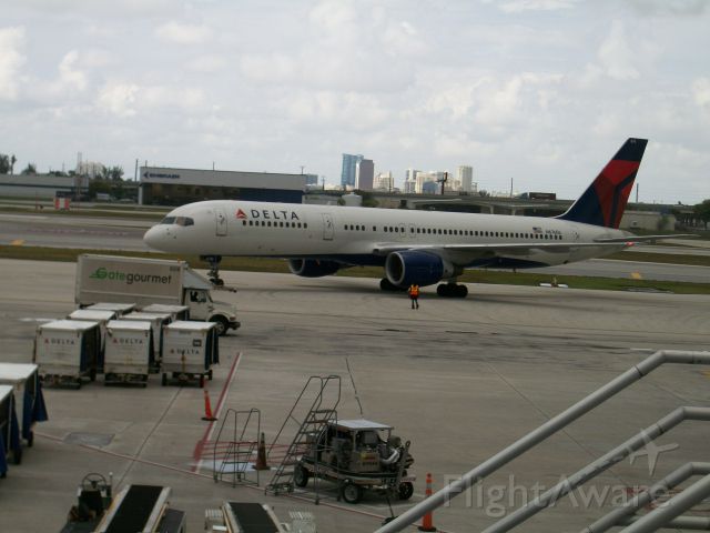 Boeing 757-200 (N676DL) - Delta Boeing 757-200 pushing back from FLL headed for ATL