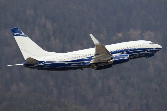 Boeing 737-700 (N9PF)