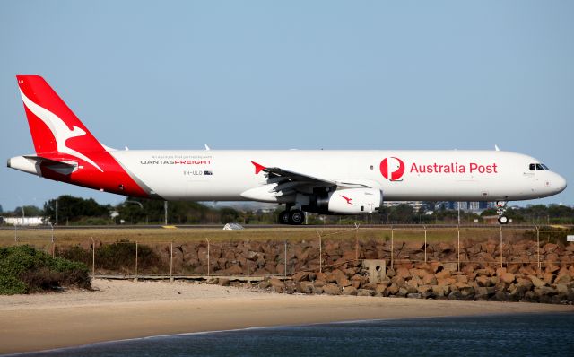 VH-ULD — - First P2F for Qantas Freight passing The Beach.