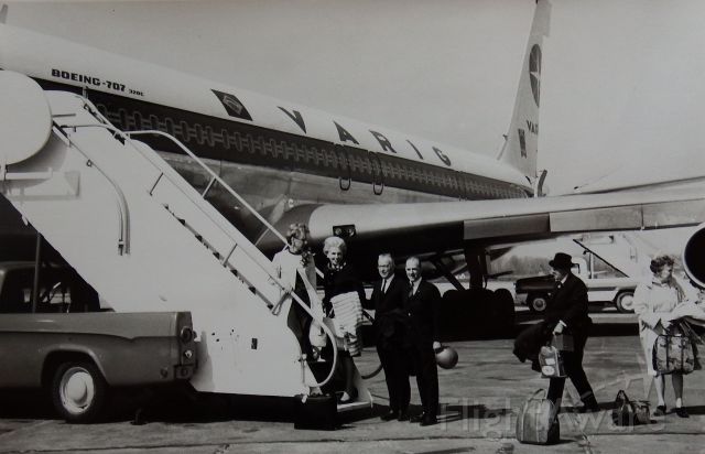— — - VARIG 707 type 320C New York Airport