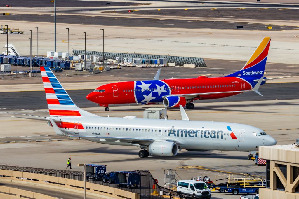 Boeing 737-800 (N988NN) - An American Airlines 737-800 pushing back while Southwest Tennessee One taxis at PHX on 2/11/23 during the Super Bowl rush. Taken with a Canon R7 and Canon EF 100-400 II L lens.