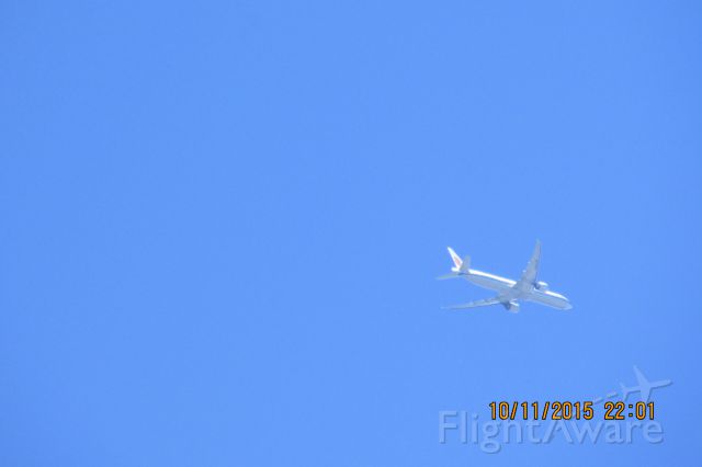 BOEING 777-300 (B-2033) - Flying overhead of a relatives house after departing from JFKs 13R bound for Beijing.br /Taken on 10-12-15