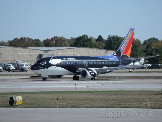 BOEING 737-300 (N334SW) - Taxiing to the runway, Glad you came back to Des Moines Shamu!