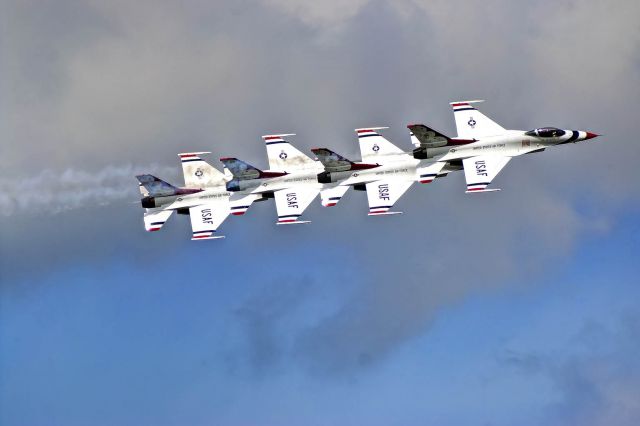 Lockheed F-16 Fighting Falcon — - The U.S.Thunderbirds do a trail formation at Robins AFB.