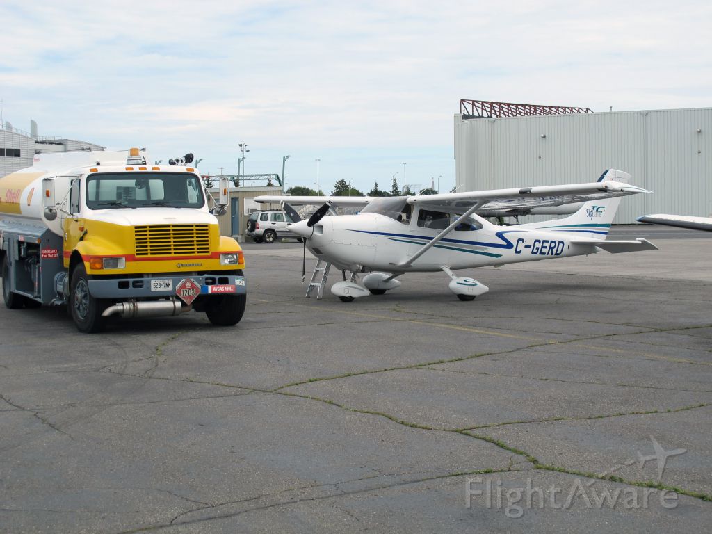 Cessna Skylane (C-GERD) - Fuel stop on the way from Saskatoon to Toronto.