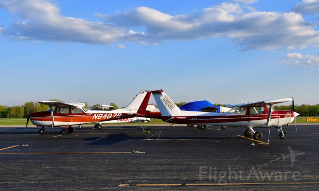 Cessna 152 (N48560) - Cessna 152 N48560 and Cessna 172K Skyhawk N84879 back-to-back Ann Arbor