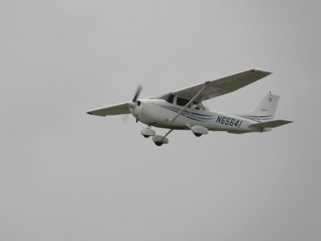 Cessna Skyhawk (N65641) - A Cessna, N65641, doing touch-and-goes at Capitol City Airport (KFFT)
