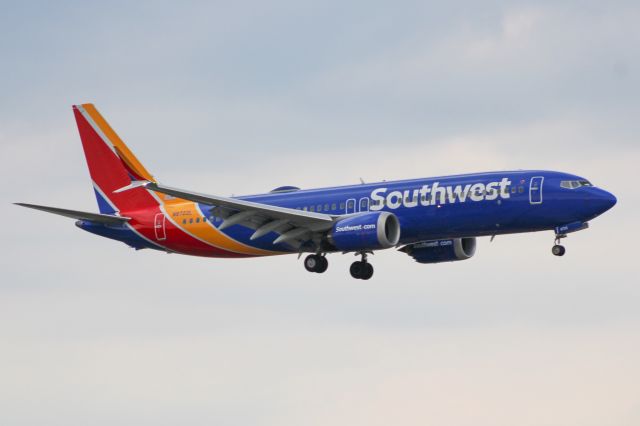 N8722L — - Southwest 737-Max 8 on final for RWY 18R after a flight from CMH.