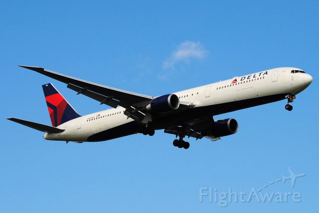 BOEING 767-400 (N839MH) - A Delta heavy from Amsterdam on short final to runway 22L over Bayswater Street