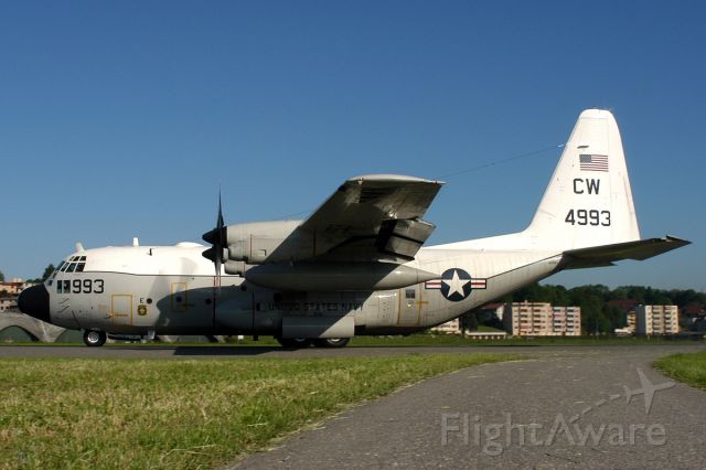 Lockheed C-130 Hercules (16-4993) - Eine US Navy Hercules holt einen weiteren ausser Dienst gestellten Tiger F-5E ab. Dieser wird in den USA dann weiterhin als Agressor eingesetzt.