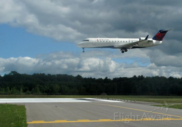 BOMBARDIER Regional Jet CRJ-1000 (N8505Q) - Landing RW32.