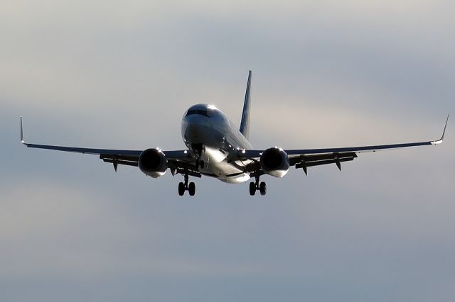 Boeing 737-700 (C-FWBL) - WestJet 737-700WL on short final for 08L this evening after the flight from Calgary.