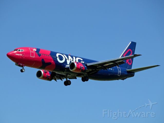 BOEING 737-400 (C-GGWV) - Out spotting to catch this beautiful aircraft with its colorful livery.