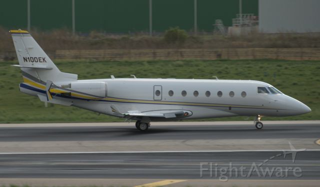 GILES G-200 (N100EK) - On landing RW31