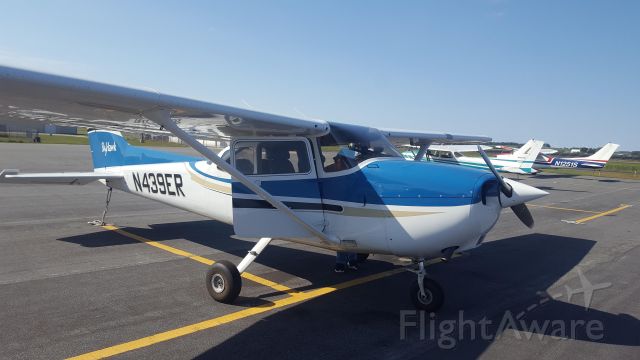 Cessna Skyhawk (N439ER) - Preflight before heading to KJVL for lunch at Bessie's Diner.