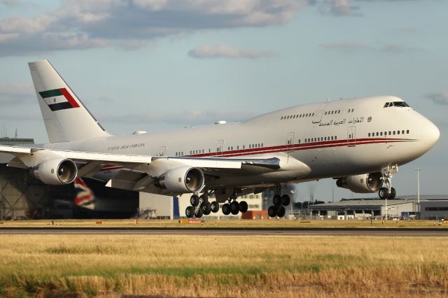 Boeing 747-200 (A6-HRM) - Landing runway 027R, LHR.