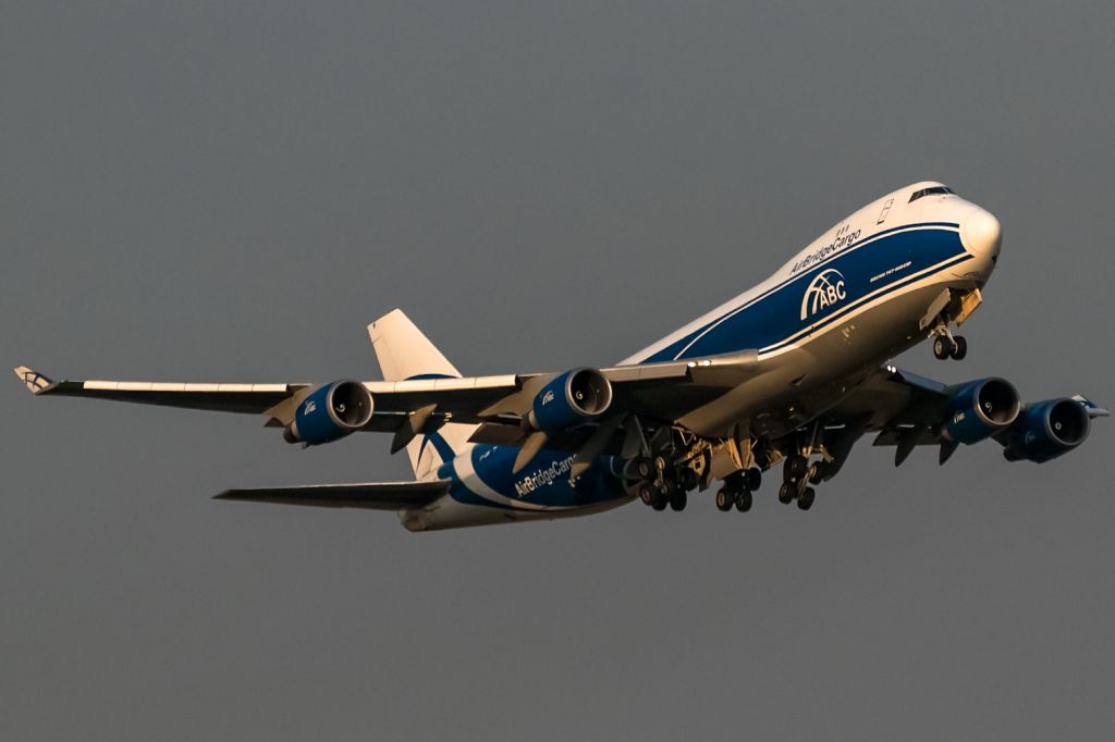 Boeing 747-400 (VP-BIM) - evening