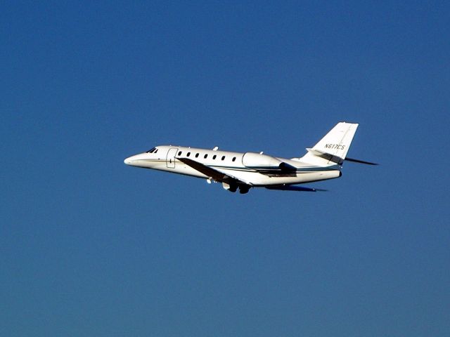 Cessna Citation Sovereign (N617CS) - Positive rate, gear up.  Gear coming up...