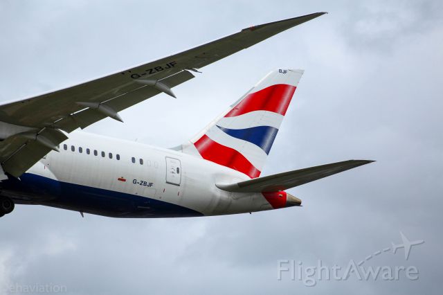 Boeing 787-8 (G-ZBJF) - G-ZBJF coming over Myrtle Avenue for 27L at Heathrow! A nice tail shot!!