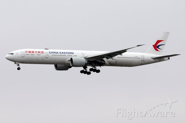BOEING 777-300 (B-2001) - 'China Eastern 587 arriving from Shanghai on 22L
