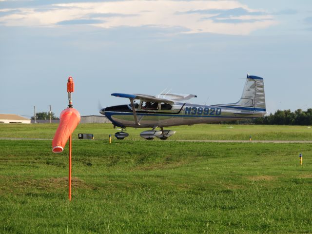 Cessna Skyhawk (N3992D) - Taxiing out for departure. Love the blue paint with chrome! A beautiful aircraft.
