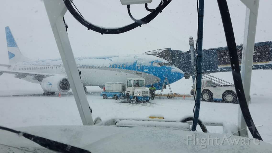 — — - Avión en plataforma del Aeropuerto Internacional Malvinas Argentina de #Ushuaia operando en el invierno