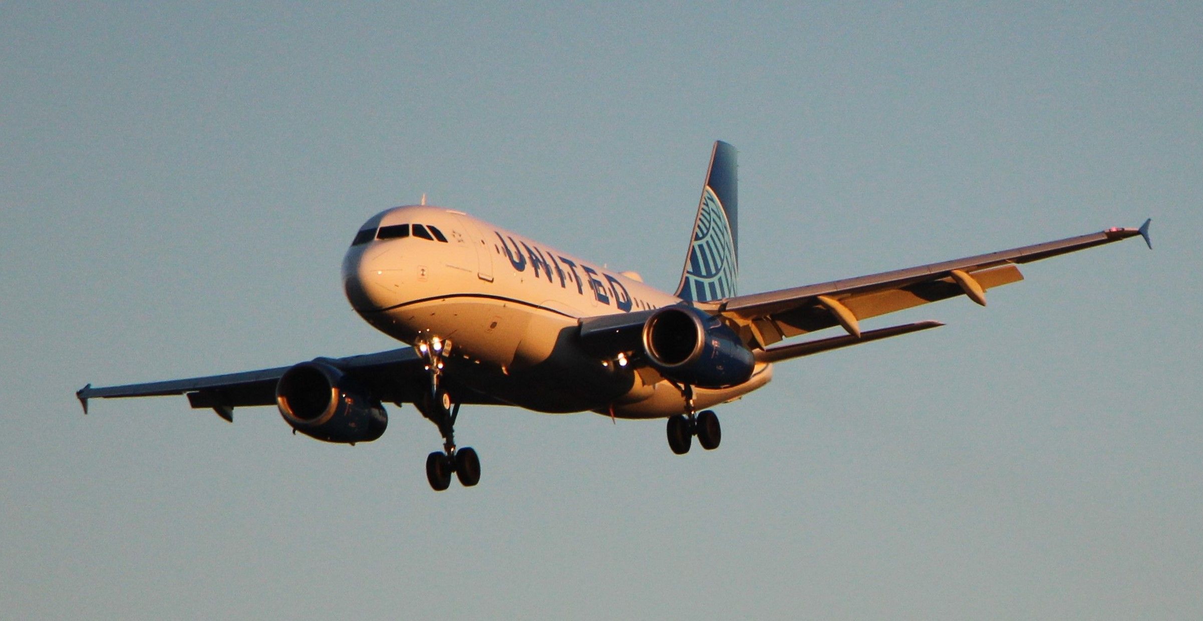 Airbus A319 (N828UA) - 020822 inbound from DEN for Rwy 33L at last light