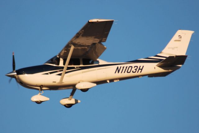 Cessna Skylane (N1103H) - N1103H landing in San Jose.