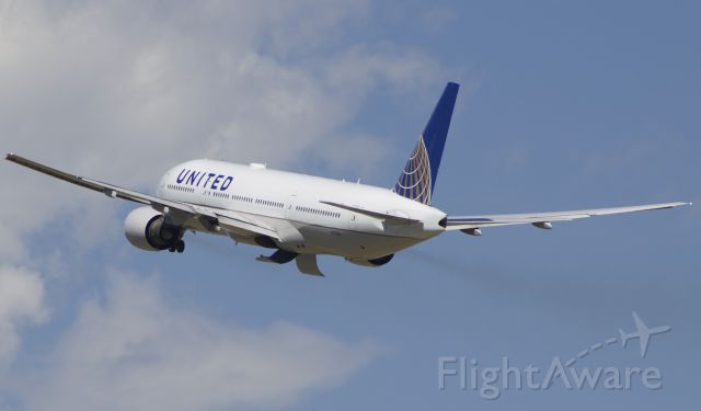 Boeing 777-200 (N215UA) - "United 328 heavy contact departure.  Good day."  KDEN-PHNL on UAL 777-222.