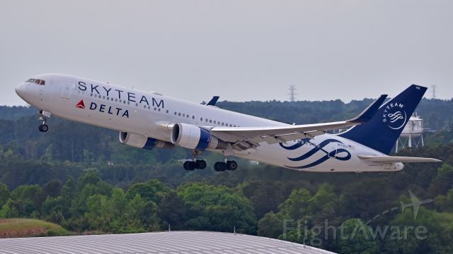 BOEING 767-300 (N175DZ) - Delta Airlines Boeing 767-300 "Skyteam" (N175DZ) departs KRDU Rwy 23R on 5/4/2019 at 5:56 pm.