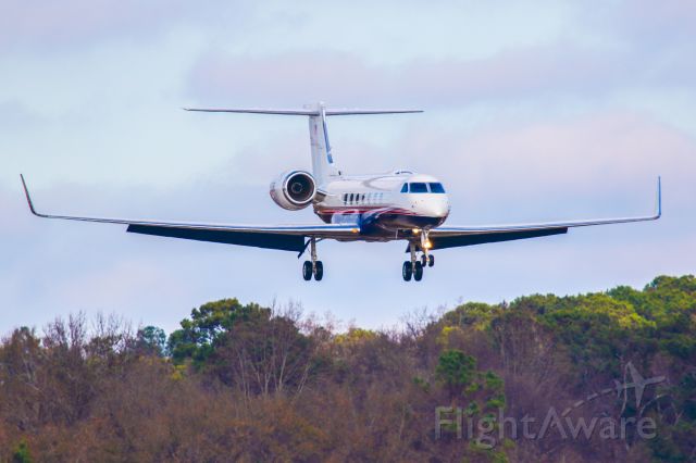 N35GR — - This is a photo of N35GR, a 2008 Gulfstream G550 on final for Atlanta's PDK executive airport. I shot this with a Canon 800mm lens. The camera settings were 1/2000 shutter, F6.3 ISO 320. I really appreciate POSITIVE VOTES & POSITIVE COMMENTS. Please check out my other aircraft photography. Questions about this photo can be sent to Info@FlewShots.com