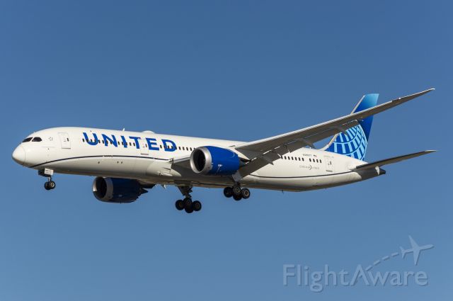 Boeing 787-9 Dreamliner (N29977) - Brand new United Boeing 787-9 in the Evo-blue colors landing runway 28C at Chicago O'Hare. This airplane is less than a year old. 11/28/20