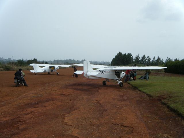 REARWIN Skyranger (CTN1) - Visiting a friend who finished is home buildt SkyRanger in Banganté Cameroon