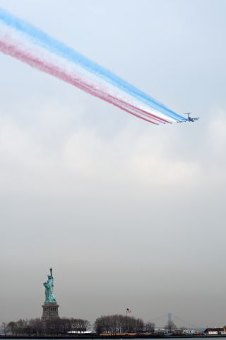 — — - 3/25/2017 br /br /Patrouille de France and A400M flyby over Statue of Liberty